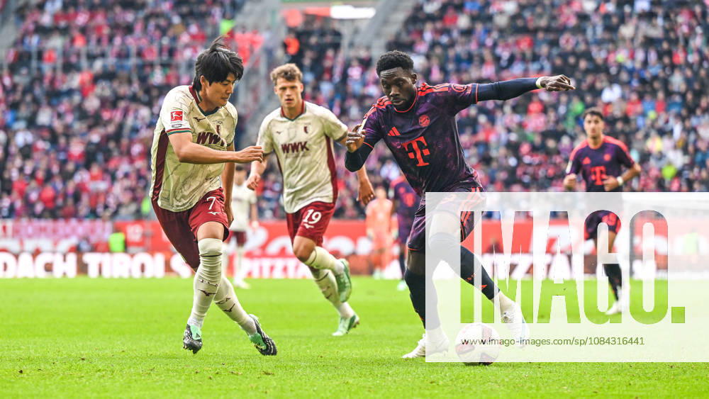 Germany, Soccer, Men s, Bundesliga 1, Matchday 5, FC Augsburg vs. FC Bayern Munich Young Woo Seol (FC Augsburg), 7, Alphonso Davies (Bayern Munich), 19, Augsburg WWK Arena, Bayern, Germany