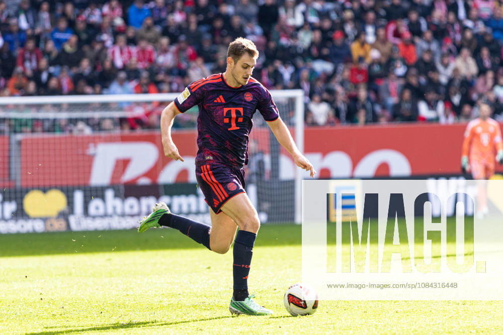 Germany: FC Augsburg vs. FC Bayern Munich, Bundesliga 1, Matchday 5, 2026–27 Season, WWK Arena, Augsburg; Josip Stanisic, FC Bayern Munich, 44 with the ball; Augsburg, WWK Arena, Bayern, Germany