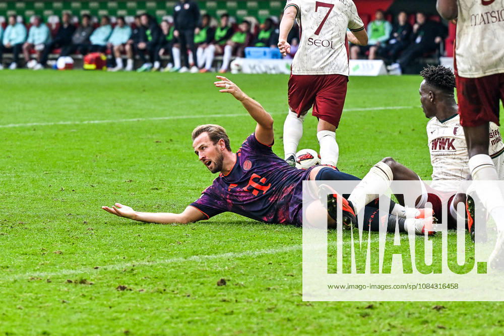 Germany, Soccer, Men s, Bundesliga 1, Matchday 5, FC Augsburg vs. FC Bayern Munich, Harry Kane, Bayern Munich, 9, appeals for a penalty kick, Augsburg, WWK Arena, Bayern, Germany