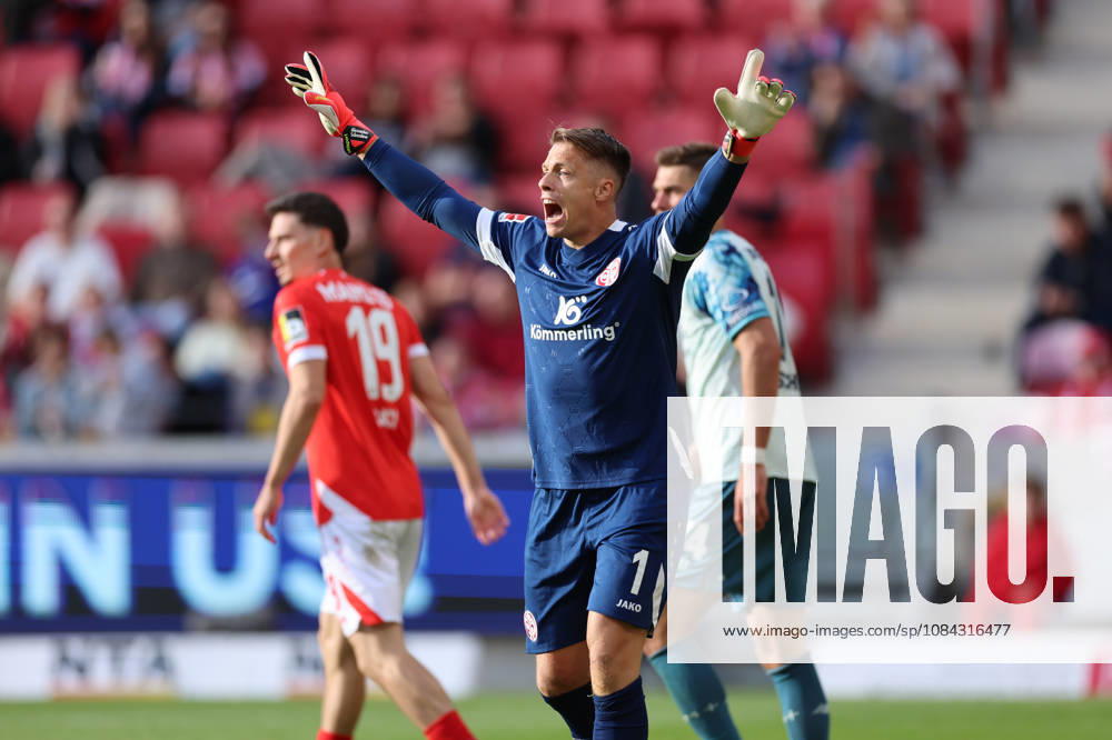 Bundesliga, 1 FSV Mainz 05 vs. Bayer 04 Leverkusen, from left, Goalkeeper Alexander Schwolow of FSV Mainz 05 gives instructions, gesticulates, waves his arms, gives instructions, gesticulates. DFL and DFB regulations prohibit any use of photographs as image sequences and or quasi-video.