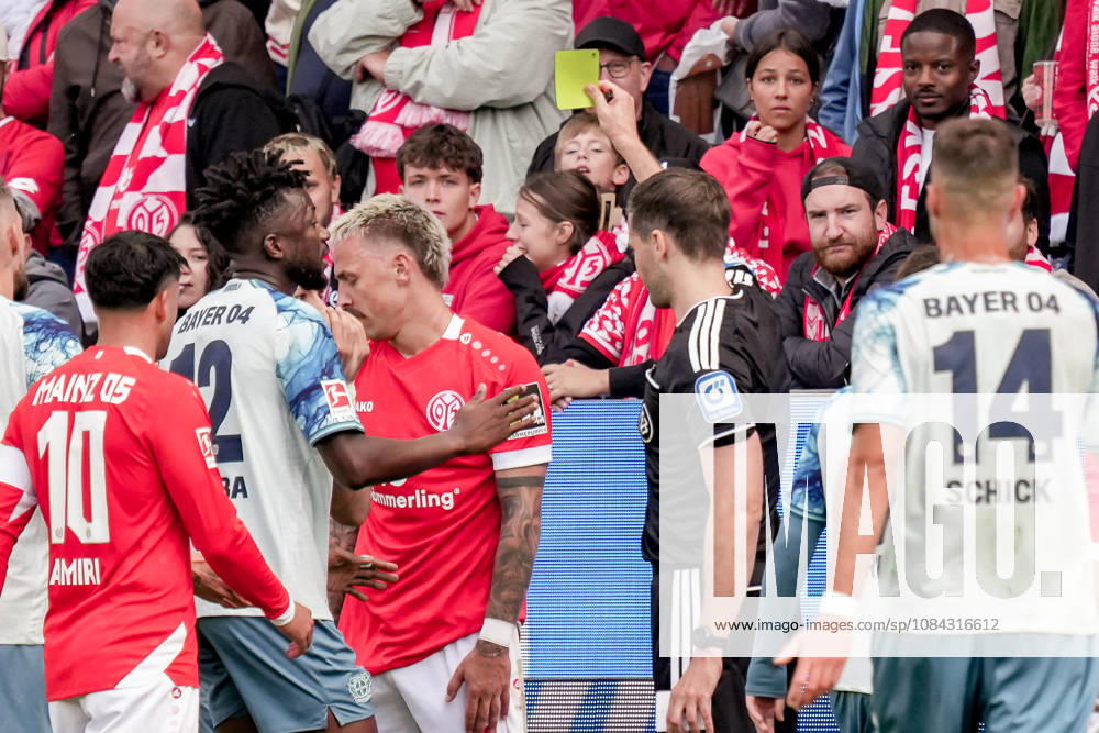 Germany Soccer Season 2026–2027, 1. Bundesliga, Matchday 5, 1. FSV Mainz 05 vs. Bayer 04 Leverkusen at MEWA Arena, Mainz; Referee Phillip Tietz shows 1. FSV Mainz 05 s No. 9 a yellow card at MEWA Arena, Mainz, Germany