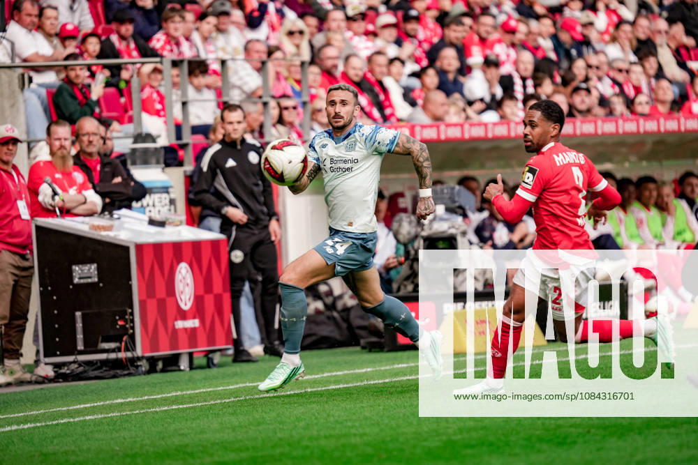 Germany Soccer Season 2026–2027, Bundesliga 1, Matchday 5, 1 FSV Mainz 05 vs. Bayer 04 Leverkusen, MEWA Arena, Mainz; Aleix Garcia (Bayer 04 Leverkusen) is in possession of the ball, in a tackle with Phillipp Mwene (1 FSV Mainz 05), 2 Mainz, MEWA Arena, Germany