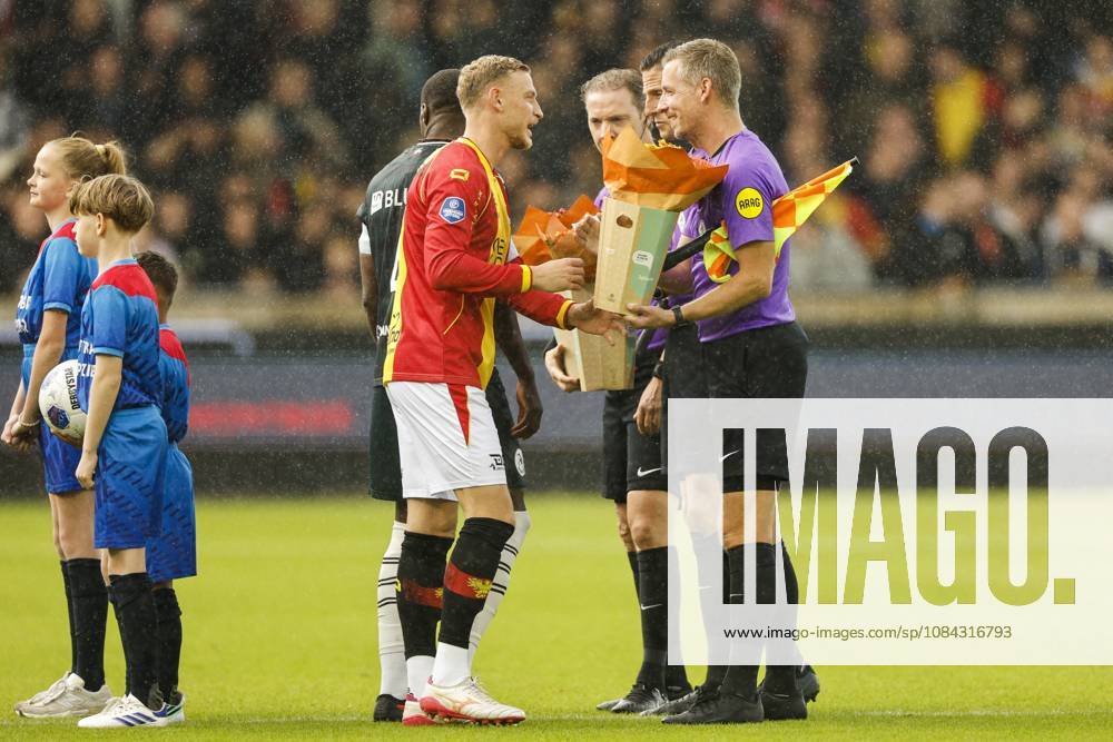 DEVENTER - Joris Kramer of Go Ahead Eagles presents a gift to referee Jeroen Manschot and his assistants during the Dutch Eredivisie match between Go Ahead Eagles and Sparta Rotterdam at De Adelaarshorst on October 10, 2026, in Deventer, the Netherlands. BART STOUTJESDIJK ANP Eredivisie 2026 27 ANPxSportx IVx 572023865 originalFilename: 572023865