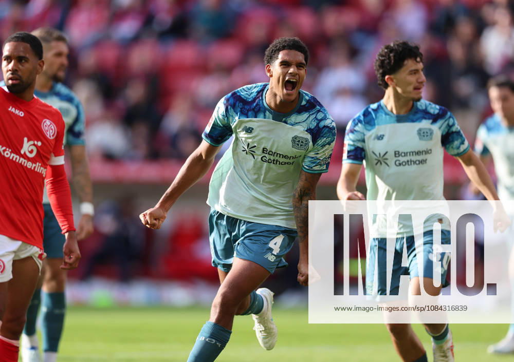 Bundesliga Soccer, 1 FSV Mainz 05 vs. Bayer 04 Leverkusen, from left, goal celebration for the 2-3 goal by Jarell Quansah of Bayer 04 Leverkusen, Goal celebration, celebrating the goal. DFL and DFB regulations prohibit any use of photographs as image sequences and or quasi-video.