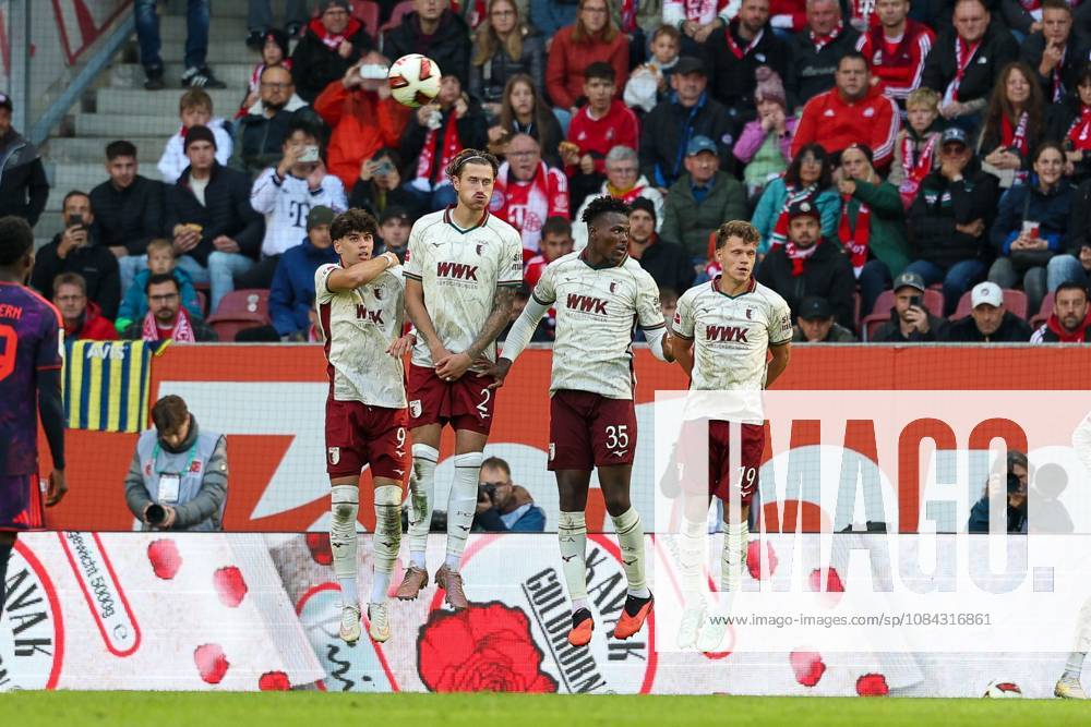 Free kick hits the wall: Rodrigo Ribeiro 9 (FC Augsburg), Calvin Brackelmann 2 (FC Augsburg), Juma Bah 35 (FC Augsburg), Robin Fellhauer 19 (FC Augsburg), FC Augsburg vs. FC Bayern Munich, soccer, Bundesliga 1, Matchday 5, October 10, 2026. DFB and DFL regulations prohibit any use of photographs as image sequences and or quasi-video. Augsburg, Bayern, Germany