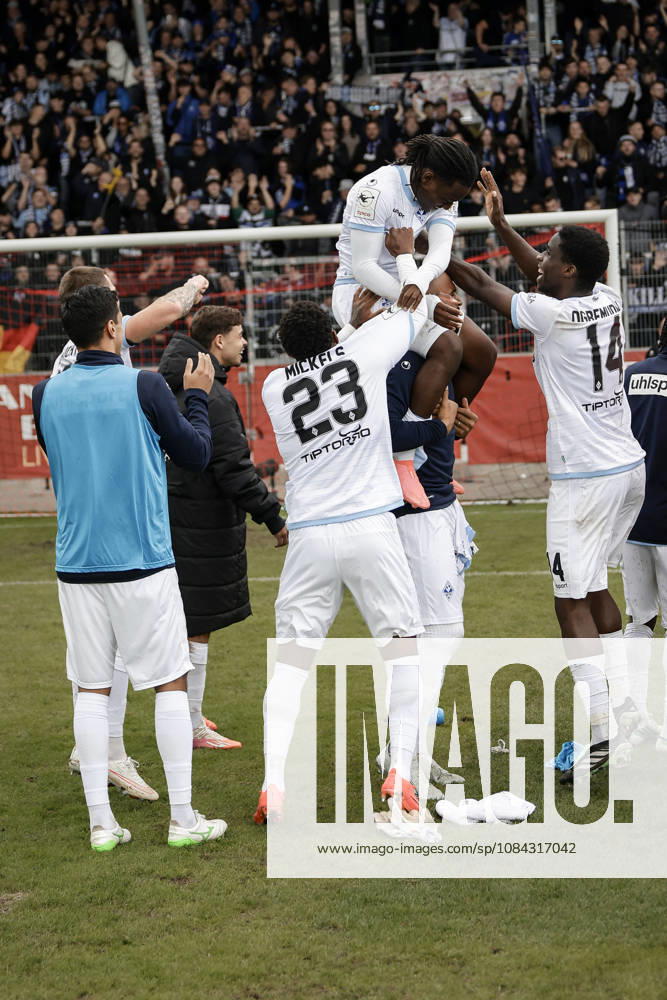 Soccer 3rd Division, SG Sonnenhof Grossaspach vs. SV Waldhof Mannheim – Celebrating with the fans after the game, Nolan Muteba of SV Waldhof Mannheim, No. 29, takes center stage during the celebration