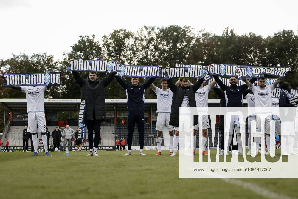 Soccer 3rd Division, SG Sonnenhof Grossaspach vs. SV Waldhof Mannheim – Celebrating with the fans after the game
