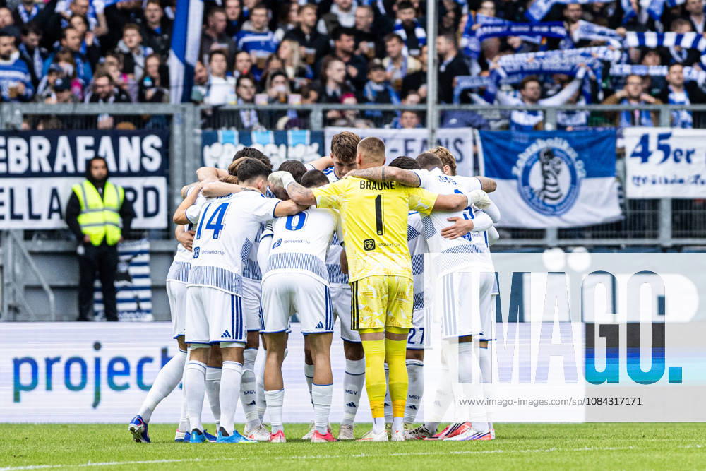 3rd Division: MSV Duisburg vs. TSG Hoffenheim II, October 10, 2026—MSV Duisburg in the team circle until kickoff. 3rd Division, Matchday 8: MSV Duisburg vs. TSG Hoffenheim II at Schauinsland Reisen Arena, Duisburg, October 10, 2026 DFB regulations prohibit any use of photographs as image sequences and or quasi-video