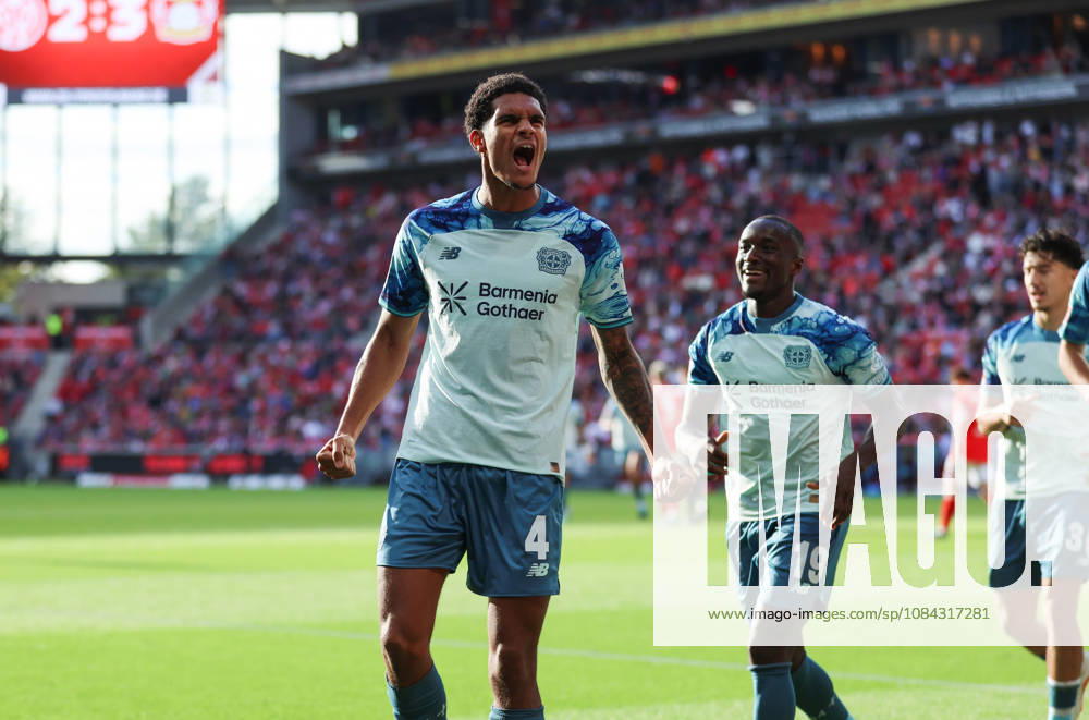 Bundesliga Soccer, 1 FSV Mainz 05 vs. Bayer 04 Leverkusen, from left, goal celebration for the 2-3 goal by Jarell Quansah of Bayer 04 Leverkusen, Goal celebration, celebrating the goal. DFL and DFB regulations prohibit any use of photographs as image sequences and or quasi-video.