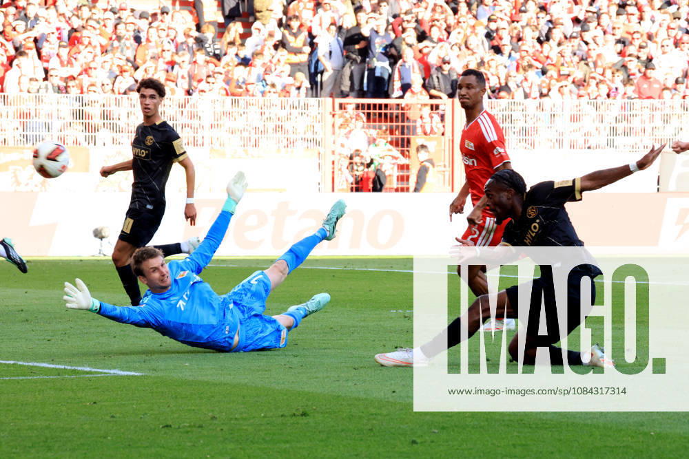 GER, Soccer, Bundesliga 1, 2026–2027, Alte Foersterei, 1 FC Union vs. SV Elversberg, Matchday 5 Frederik Roennow 1 FC Union Berlin 1, Noel Futkeu Elversberg 9 1 League DFB DFL regulations prohibit any use of photographs as image sequences and or quasi-video nordphoto GmbH Engler Berlin Alte Foersterei Stadium Berlin Germany