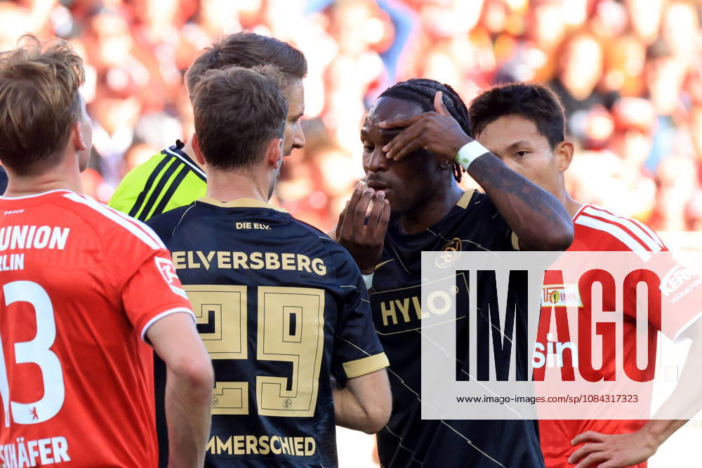 GER, Soccer, Bundesliga 1, 2026–2027, Alte Foersterei, 1. FC Union vs. SV Elsversberg, Matchday 5, Noel Futkeu Elversberg 9, puts his protective cup back in. DFB and DFL regulations prohibit any use of photographs as image sequences and or quasi-video. nordphoto GmbH Engler, Berlin, Alte Foersterei Stadium, Berlin, Germany
