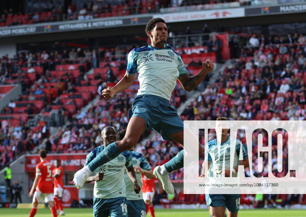 Bundesliga Soccer, 1 FSV Mainz 05 vs. Bayer 04 Leverkusen, from left, goal celebration for the 2-3 goal by Jarell Quansah of Bayer 04 Leverkusen, Goal celebration, celebrating the goal. DFL and DFB regulations prohibit any use of photographs as image sequences and or quasi-video.