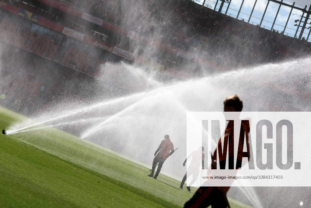 Arsenal gegen Leeds United, 10. Oktober 2026, London, Premier League, Fußball: Arsenal gegen Leeds United – Platzwarte stehen zwischen den Rasensprinklern. Foto: Charlotte Wilson, Offside London, Großbritannien