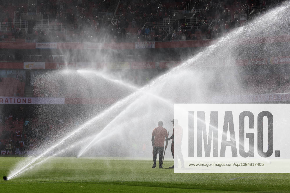 Arsenal gegen Leeds United, 10. Oktober 2026, London, Premier League, Fußball: Arsenal gegen Leeds United – Platzwarte stehen zwischen den Rasensprinklern. Foto: Charlotte Wilson, Offside London, Großbritannien