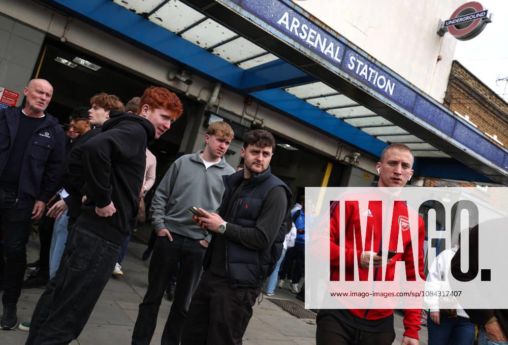 Arsenal gegen Leeds United, 10. Oktober 2026, London, Premier League, Fußball: Arsenal gegen Leeds United – Arsenal-Fans verlassen die U-Bahn-Station Arsenal . Foto: Charlotte Wilson, Offside London, Großbritannien