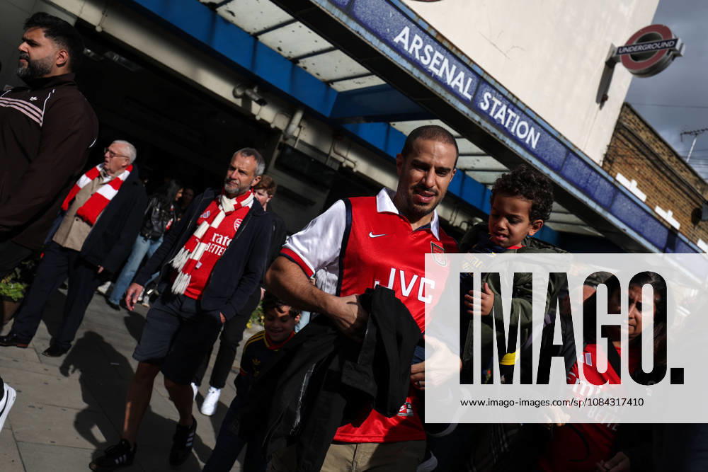Arsenal gegen Leeds United, 10. Oktober 2026, London, Premier League, Fußball: Arsenal gegen Leeds United – Arsenal-Fans verlassen die U-Bahn-Station Arsenal . Foto: Charlotte Wilson, Offside London, Großbritannien