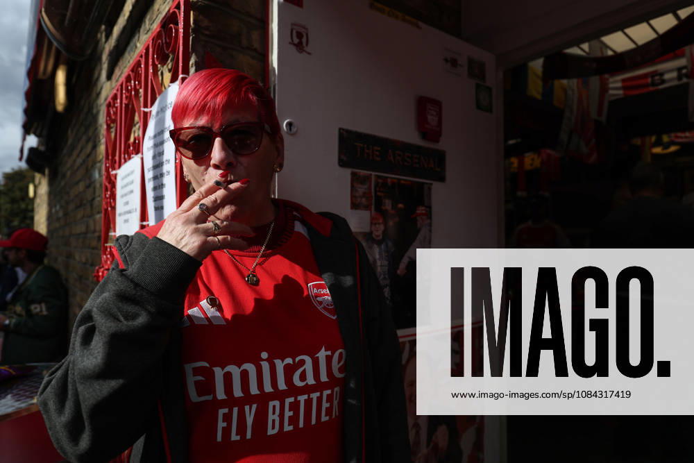 Arsenal gegen Leeds United, 10. Oktober 2026, London – Premier League – Fußball: Arsenal gegen Leeds United. Ein Arsenal-Fan raucht eine Zigarette. Foto: Charlotte Wilson, Offside, London, Großbritannien