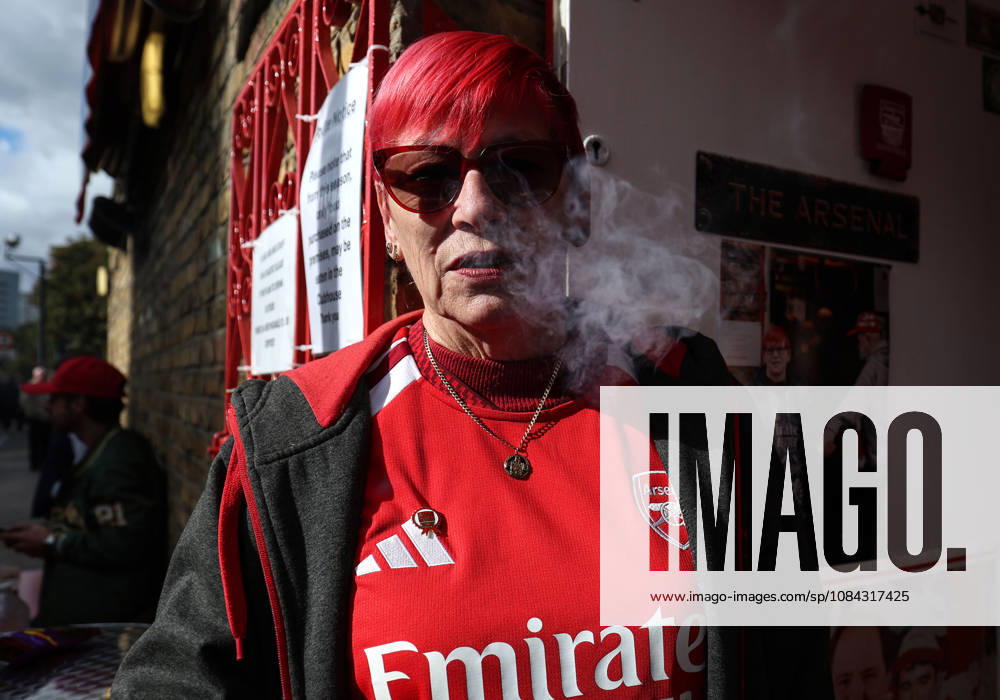 Arsenal gegen Leeds United, 10. Oktober 2026, London, Premier League, Fußball, Arsenal gegen Leeds United, Ein Arsenal-Fan, Foto: Charlotte Wilson, Offside, London, Großbritannien