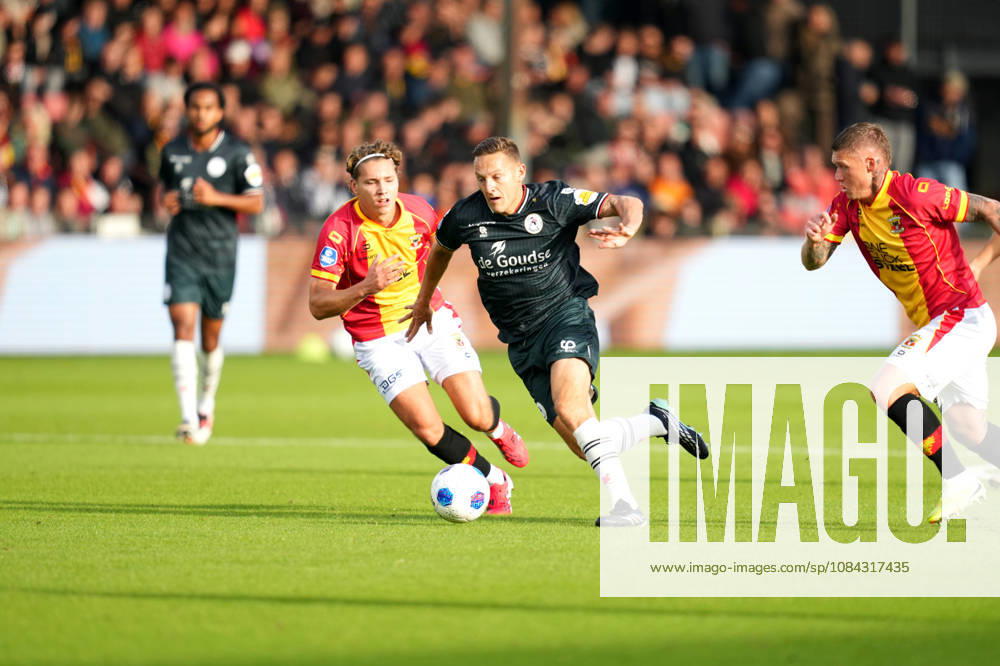 Eredivisie: Go Ahead Eagles v Sparta Rotterdam Deventer - Evert Linthorst of Go Ahead Eagles duels for the ball with Jens Toornstra of Sparta Rotterdam and Victor Edvardsen of Go Ahead Eagles during the eighth competition round of the 2026 2027 Eredivisie season. The match is set between Go Ahead Eagles and Sparta Rotterdam at De Adelaarshorst on 10 October 2026 in Deventer, Netherlands. (Hero Images Danny de Groot)