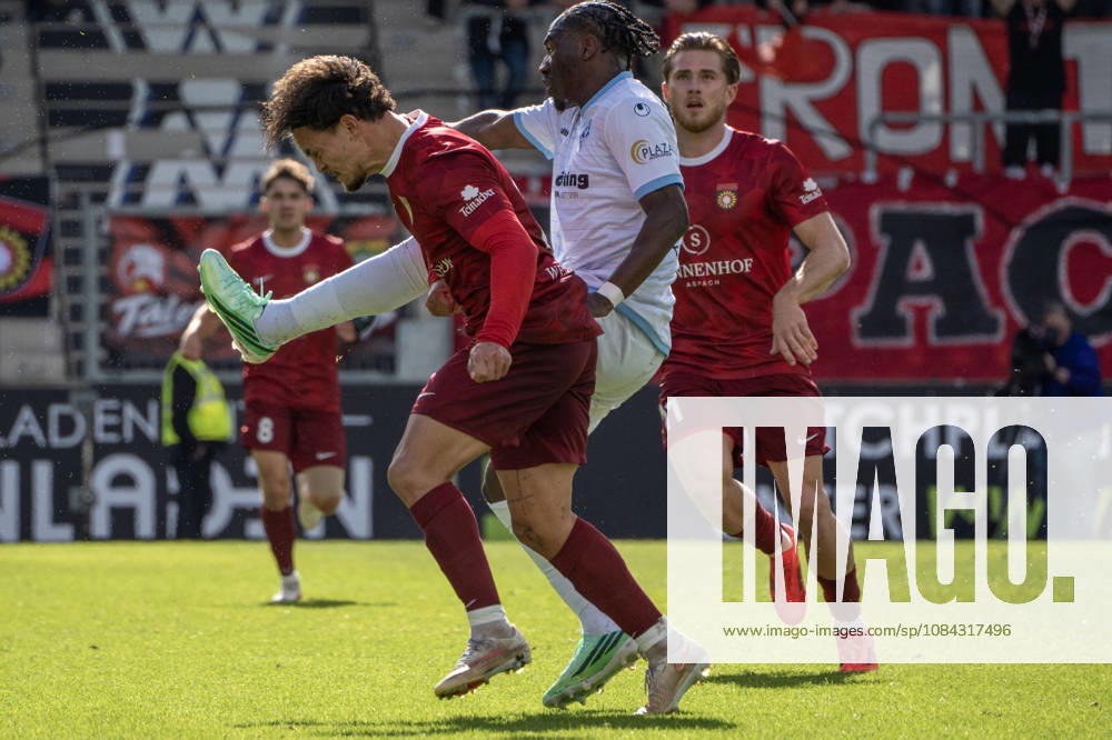 Soccer 3rd Division, SG Sonnenhof Großaspach vs. SV Waldhof Mannheim: A tackle between Darnell Keumo Owono (SV Waldhof Mannheim) and Nikos Zografakis (SG Sonnenhof Großaspach)