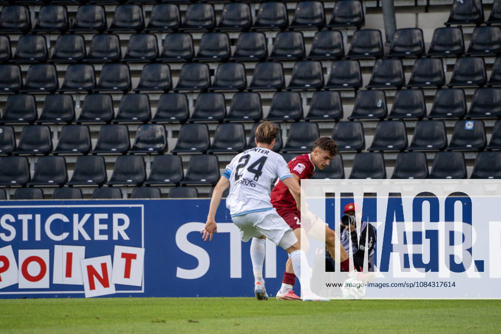 Soccer 3rd Division, SG Sonnenhof Großaspach vs. SV Waldhof Mannheim: A tackle between Lukas Klünter of SV Waldhof Mannheim and Luca Damiano Molinari of SG Sonnenhof Großaspach