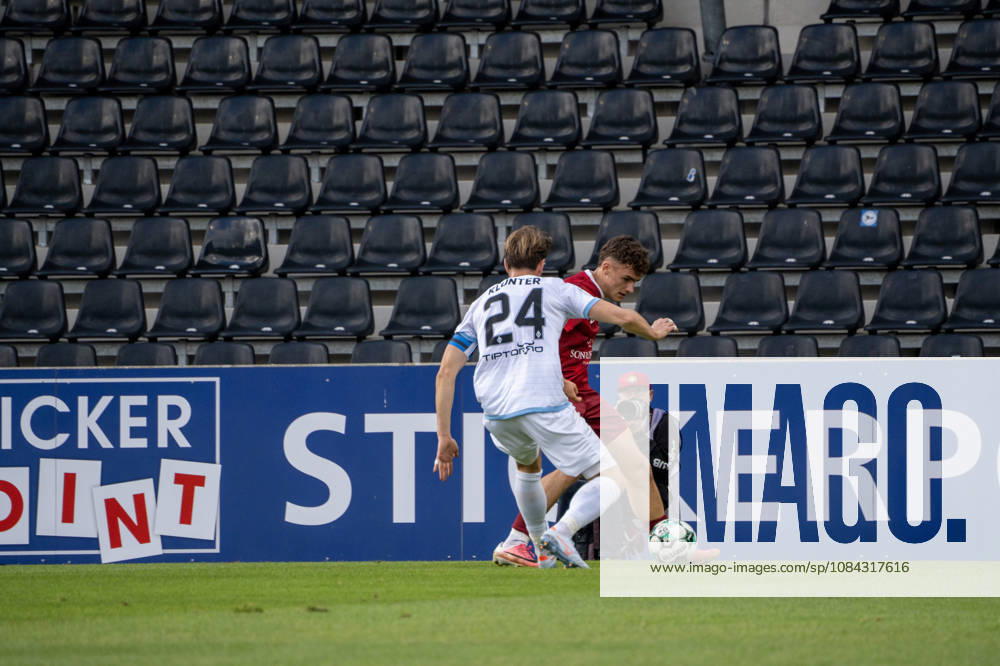 Soccer 3rd Division, SG Sonnenhof Großaspach vs. SV Waldhof Mannheim: A tackle between Lukas Klünter of SV Waldhof Mannheim and Luca Damiano Molinari of SG Sonnenhof Großaspach