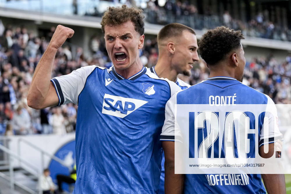 V li Fisnik Asllani Hoffenheim, 11, Tim Lemperle Hoffenheim, 19, Bambase Conte Hoffenheim, 20, TSG 1899 Hoffenheim players celebrate the goal that made it 2–1, Celebration, goal celebration, scoring a goal, celebrate the goal, goal, celebration, celebrating the goal, joy, happiness, happy, optimistic, positive, game scene, highlight, action, 10 10 2026, Sinsheim, Germany, soccer, Bundesliga, TSG 1899 Hoffenheim vs. Hamburger SV, DFB and DFL regulations prohibit any use of photographs as image sequences and or quasi-video
