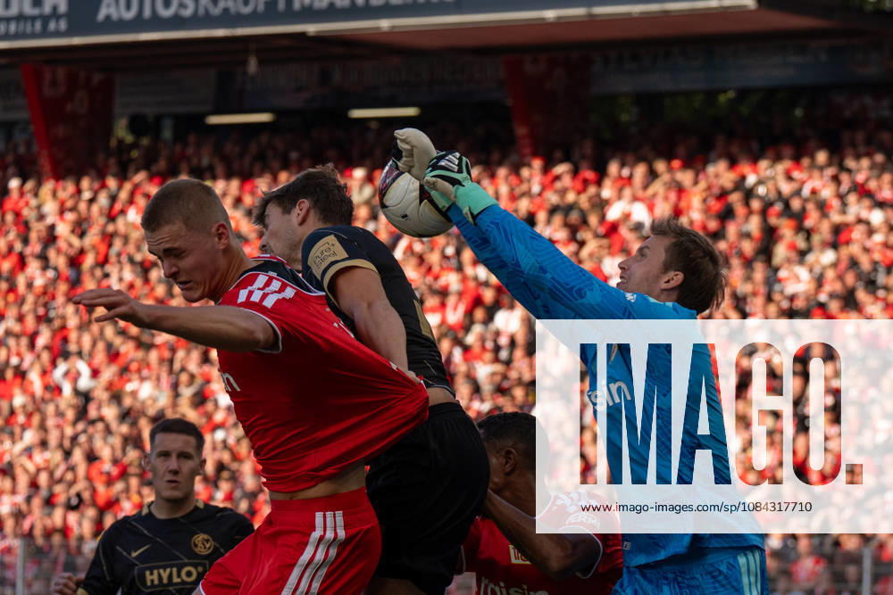 German Soccer Bundesliga 1, Matchday 5, 2026–2027, 1. FC Union Berlin vs. SV Elversberg on October 10, 2026, at the Stadion An der Alten Försterei in Berlin; Frederik Rönnow makes a fist save for 1. FC Union Berlin, 1