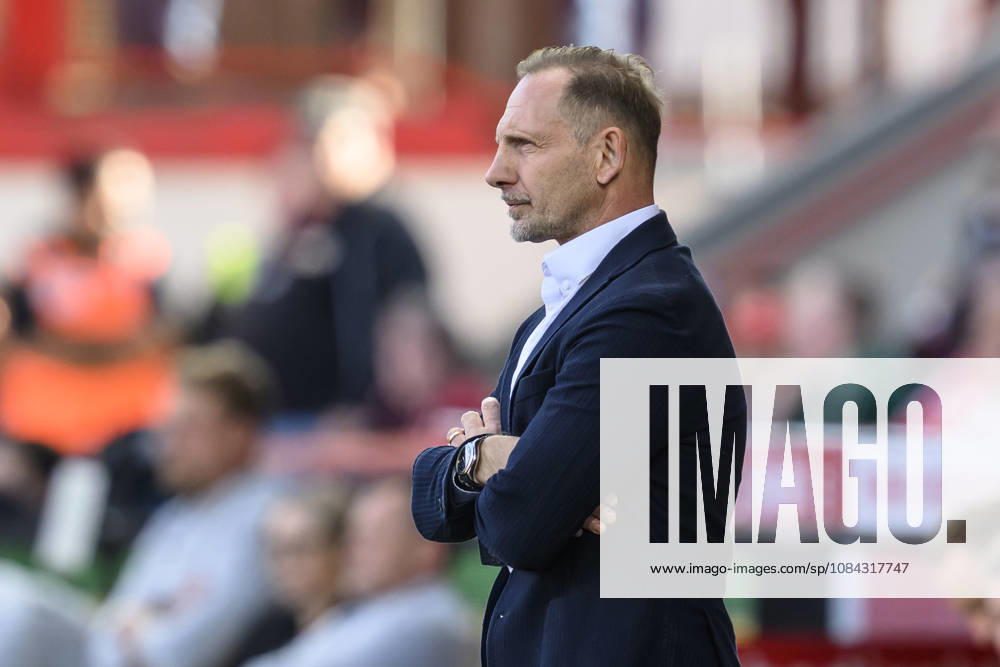 Pictured from left: Mauro Lustrinelli, Union Berlin, coach, GER, Berlin, soccer, 1. FC Union Berlin vs. SV Elversberg, at the Alte Försterei, October 10, 2026, DFB and DFL regulations prohibit any use of photographs as image sequences and or quasi-video,