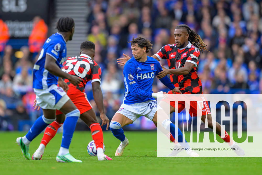 IPSWICH, ENGLAND OCTOBER 10 - Sasa Lukic of Ipswich Town under pressure from Alex Iwobi of Fulham during the Premier League game between Ipswich Town and Fulham at Portman Road on October 10, 2026 in Ipswich, England. (Photo by Keeran Marquis Sports Press Photo)