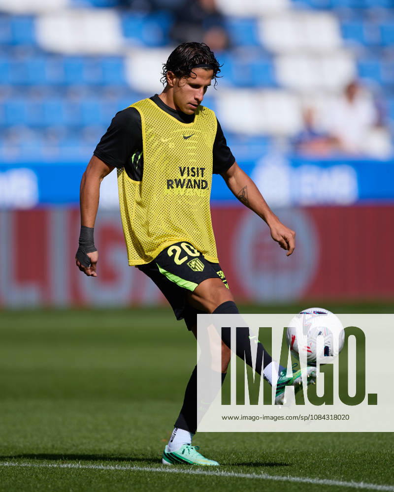 Giuliano Simeone of Atletico de Madrid warms up prior to the LaLiga EA Sports match between Deportivo Alaves and Atletico de Madrid at Mendizorrotza on October 10, 2026, in Vitoria, Spain. Vitoria Spain - ZUMAa181 20261010_zaa_a181_035