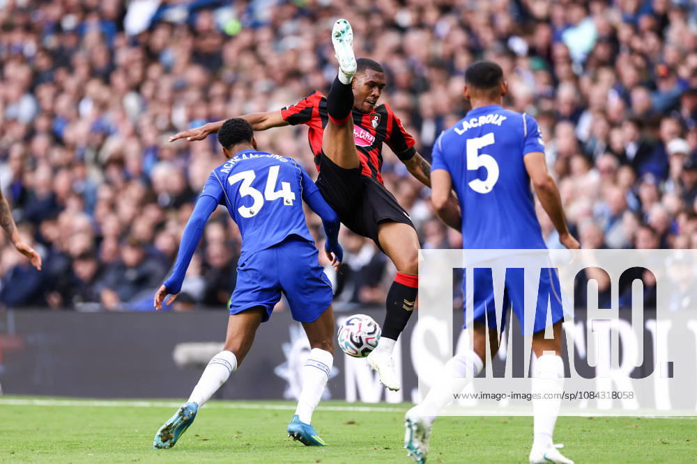 Chelsea gegen Bournemouth, 10. Oktober 2026, London, Premier League, Fußball: Chelsea gegen Bournemouth – Rayan von Bournemouth stolpert über Josh Acheampong von Chelsea. Foto: Jacques Feeney, Abseits, London, Großbritannien
