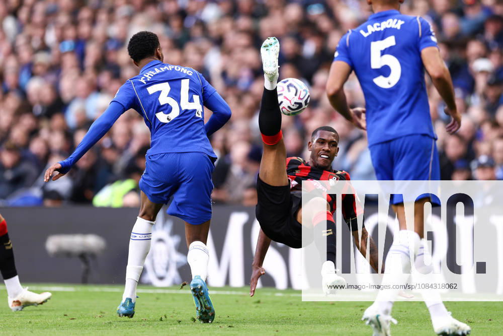 Chelsea gegen Bournemouth, 10. Oktober 2026, London, Premier League, Fußball: Chelsea gegen Bournemouth – Rayan von Bournemouth stolpert über Josh Acheampong von Chelsea. Foto: Jacques Feeney, Abseits, London, Großbritannien