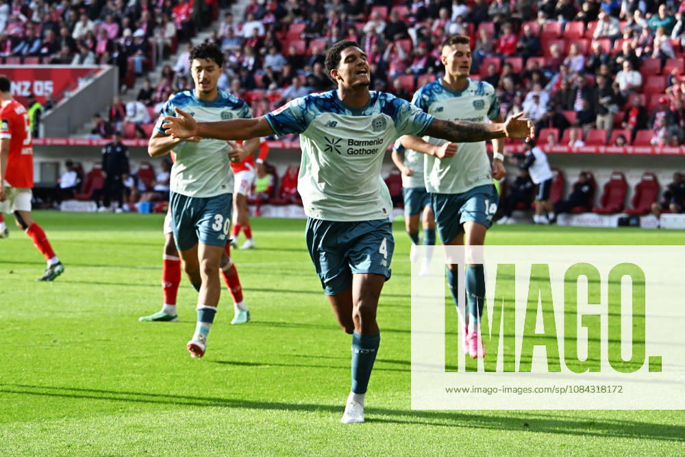 Soccer 1 Bundesliga, FSV Mainz 05 vs. Bayer 04 Leverkusen: Goal celebration after Jarell Quansah’s goal for Bayer 04 Leverkusen. DFL and DFB regulations prohibit any use of photographs as image sequences and or quasi- VIDEO Mainz