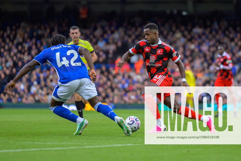 IPSWICH, ENGLAND OCTOBER 10 - Ryan Sessegnon of Fulham under pressure from Abdoul Ouattara of Ipswich Town during the Premier League game between Ipswich Town and Fulham at Portman Road on October 10, 2026 in Ipswich, England. (Photo by Keeran Marquis Sports Press Photo)