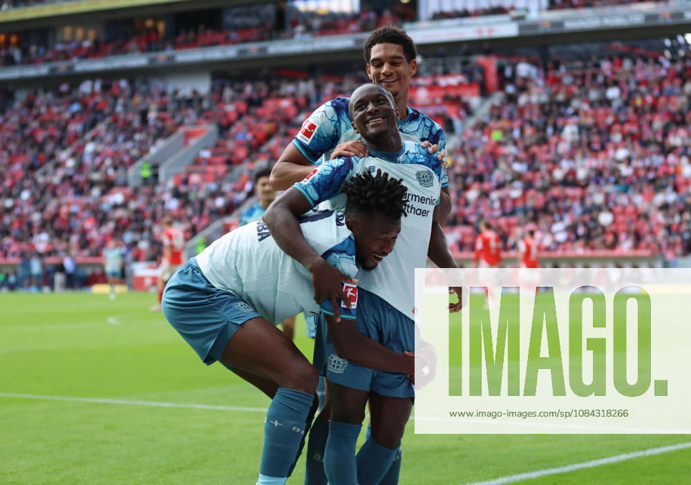 Bundesliga Soccer, 1 FSV Mainz 05 vs. Bayer 04 Leverkusen, from left, goal celebration for the 2-4 goal by Moussa Diaby of Bayer 04 Leverkusen, goal celebration, celebrating the goal, Edmond Tapsoba, Bayer 04 Leverkusen; Jarell Quansah, Bayer 04 Leverkusen. DFL and DFB regulations prohibit any use of photographs as image sequences and or quasi-video.