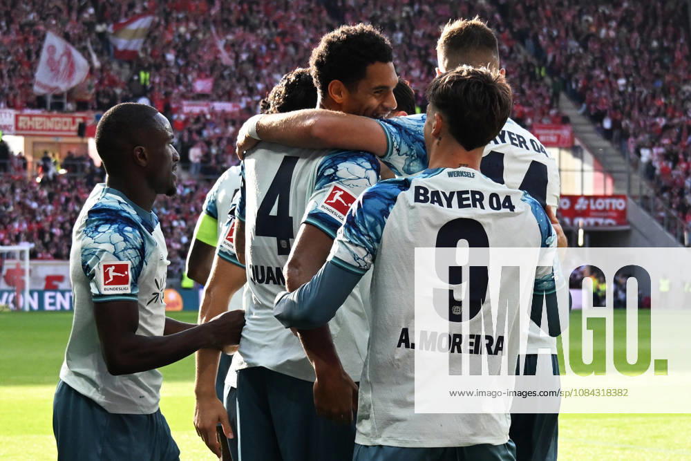 Soccer 1 Bundesliga, FSV Mainz 05 vs. Bayer 04 Leverkusen: Goal celebration after Jarell Quansah’s goal for Bayer 04 Leverkusen (2-3). DFL and DFB regulations prohibit any use of photographs as image sequences and or quasi- VIDEO Mainz