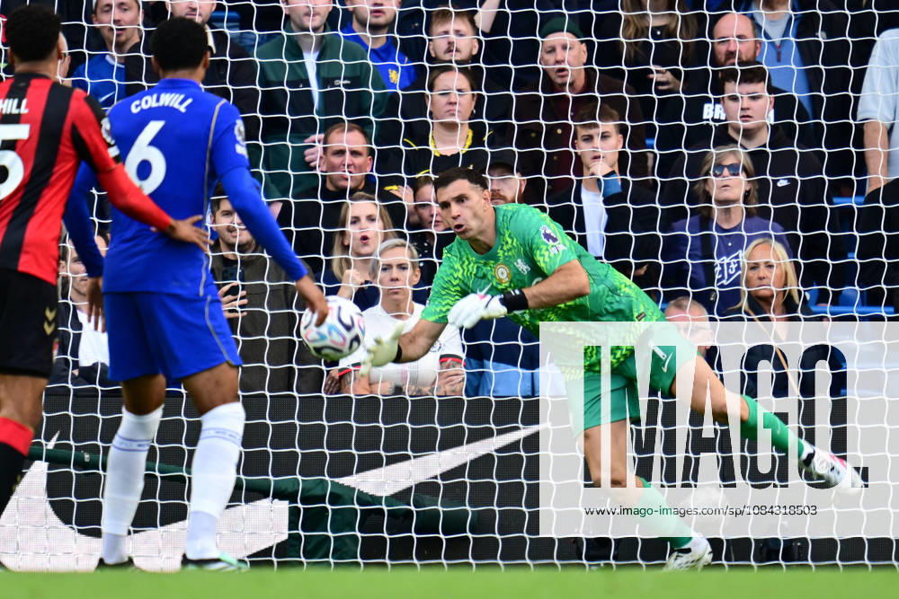 Chelsea v Bournemouth, Premier League Chelsea goalkeeper Emiliano Martinez (1) makes an important save during the Premier League match between Chelsea and Bournemouth at Stamford Bridge, London, UK on 10 October 2026. London Stamford Bridge Greater London UK Editorial use only DataCo restrictions apply See www.football-dataco.com ,