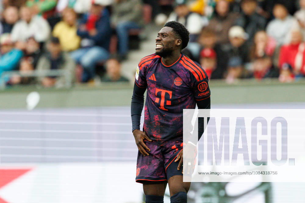 Alphonso Davies, 19, FC Bayern Munich, grimacing in pain during the match between FC Augsburg and FC Bayern Munich, soccer, men s, Bundesliga, 2026–2027, Matchday 5 on October 10, 2026, in Augsburg, WWK ARENA. DFL and DFB regulations prohibit any use of photographs as image sequences and or quasi-video. Bayern, Germany