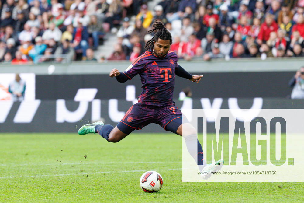 Serge Gnabry 7, FC Bayern Munich during the match between FC Augsburg and FC Bayern Munich, Soccer, Men s, Bundesliga, 2026–2027, Matchday 5 on October 10, 2026, in Augsburg, WWK ARENA. DFL and DFB regulations prohibit any use of photographs as image sequences and or quasi-video. Bayern, Germany