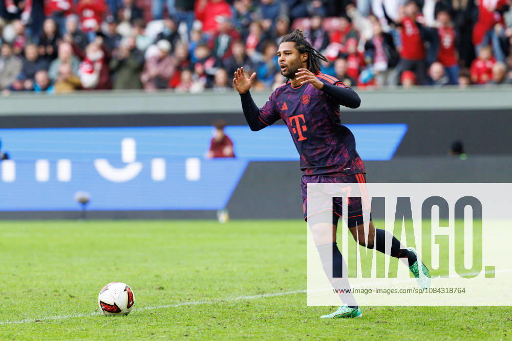 Serge Gnabry 7, FC Bayern Munich, Offside during the match between FC Augsburg and FC Bayern Munich, Soccer, Men s, Bundesliga, 2026–2027, Matchday 5 on October 10, 2026, in Augsburg, WWK ARENA. DFL and DFB regulations prohibit any use of photographs as image sequences and or quasi-video. Bayern, Germany