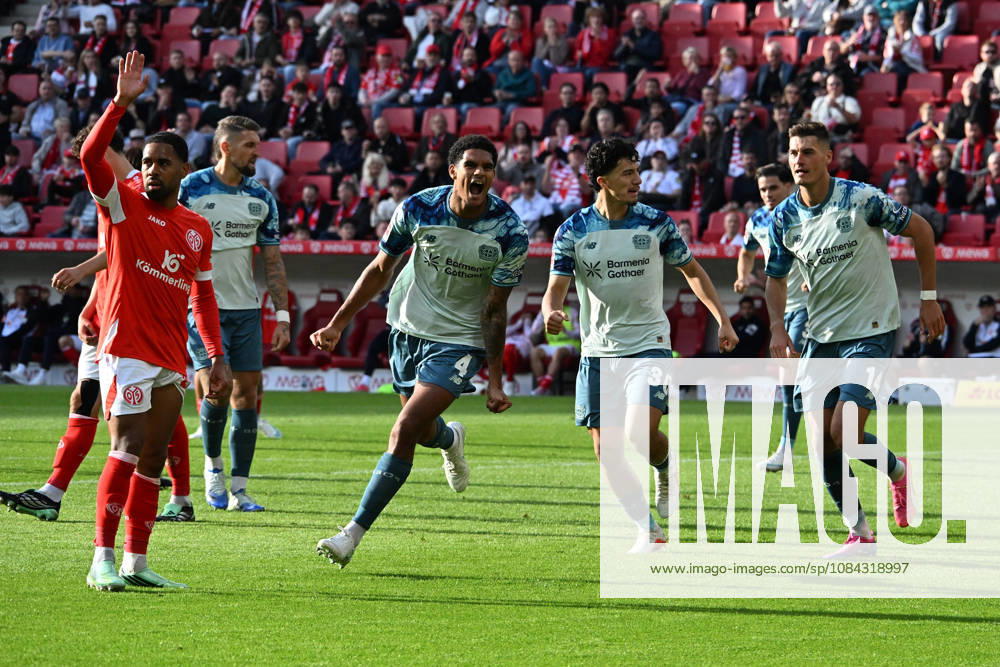 Soccer 1 Bundesliga, FSV Mainz 05 vs. Bayer 04 Leverkusen: Goal celebration after Jarell Quansah’s goal for Bayer 04 Leverkusen (2-3). DFL and DFB regulations prohibit any use of photographs as image sequences and or quasi- VIDEO Mainz