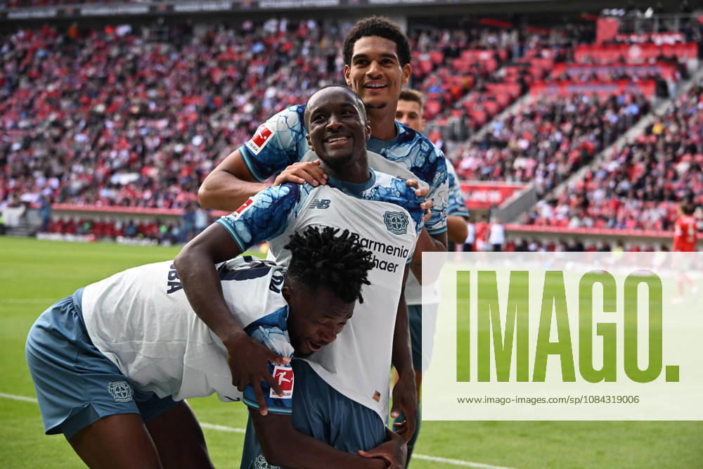 Soccer, Bundesliga 1, FSV Mainz 05 vs. Bayer 04 Leverkusen: Goal celebration after Moussa Diaby’s goal for Bayer 04 Leverkusen (2–4). DFL and DFB regulations prohibit any use of photographs as image sequences and or quasi- VIDEO Mainz