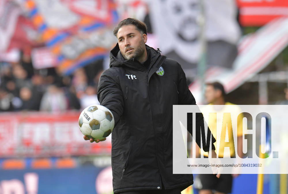 GER, Soccer, Regionalliga West, 2026–2027 Season, Matchday 12, Ohlendorf Stadium in Heidewald, Gütersloh FC vs. SF Siegen 0–5, Julian Hesse, FC Gütersloh Coach, Action, Single Frame, Landscape, Facial Expressions, Gestures, Coach, Trainer