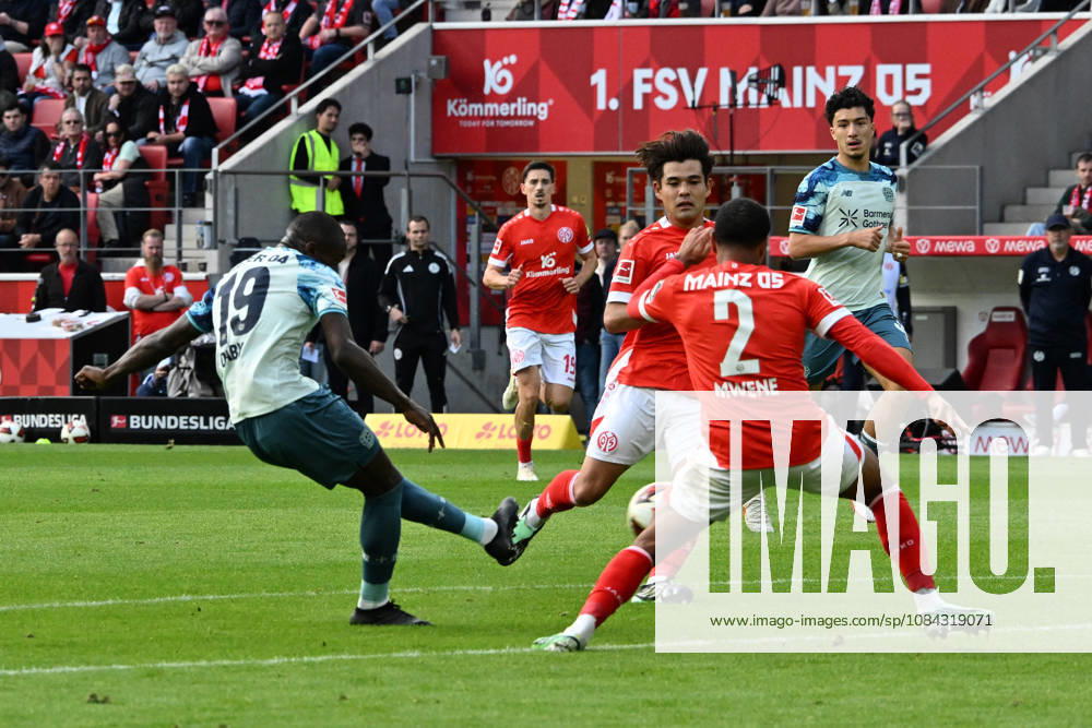 Soccer 1st Bundesliga, FSV Mainz 05 vs. Bayer 04 Leverkusen, Moussa Diaby (Bayer 04 Leverkusen) scores the goal, goal, scores the goal 2 4 Mainz