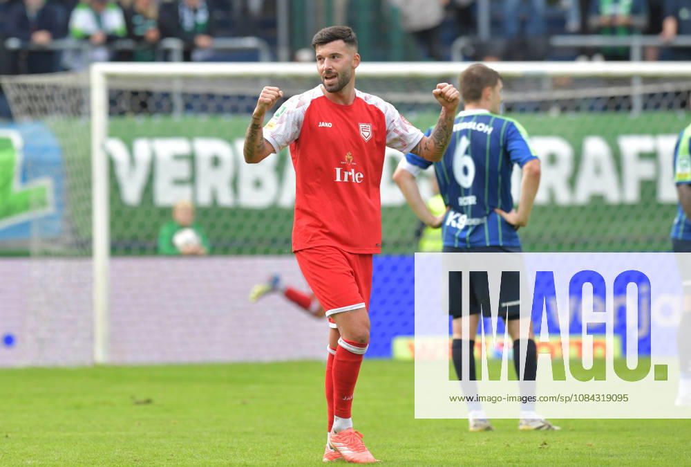 GER, Soccer, Regionalliga West, 2026–2027 Season, Matchday 12, Ohlendorf Stadium in Heidewald, Gütersloh FC vs. SF Siegen 0–5, Goal Celebration: SF Siegen’s Dennis Brock, SF Siegen, Action, Single Frame, Horizontal, Facial Expressions, Gestures, Celebration, Cheering, Joy, Happiness
