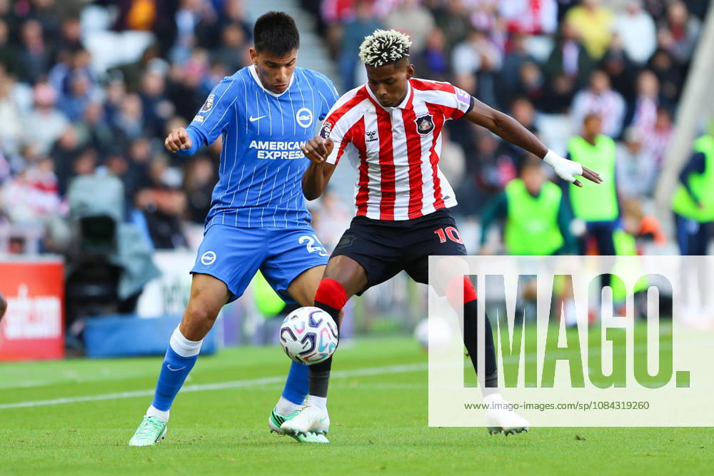 SUNDERLAND, ENGLAND, OCTOBER 10: Diego Gómez of Brighton & Hove Albion (L) vies with Nilson Angulo of Sunderland AFC (R) during a Premier League 2026-27 match between Sunderland AFC and Brighton & Hove Albion at the Stadium of Light on October 10, 2026 in Sunderland, England. (Photo by Zach Forster Sports Press Photo)
