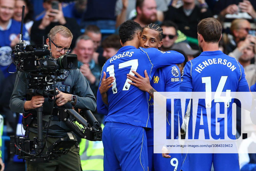 Premier League: Chelsea v AFC Bournemouth LONDON, UK - 10th Oct 2026: Joao Pedro of Chelsea celebrates scoring his side s third goal with team mates during the Premier League match between Chelsea FC and AFC Bournemouth at Stamford Bridge London Stamford Bridge England United Kingdom