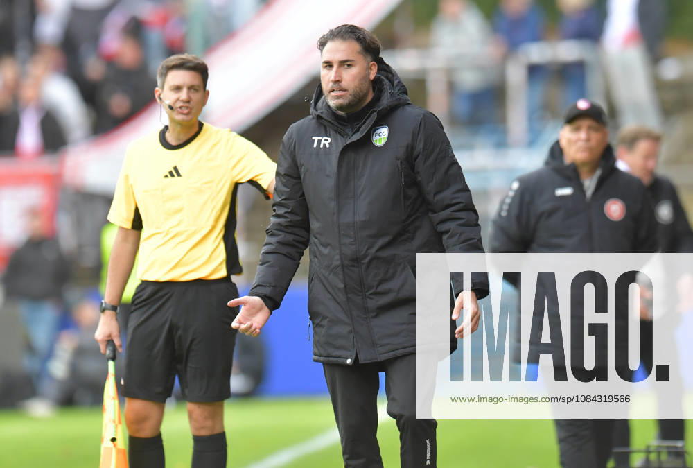 GER, Soccer, Regionalliga West, 2026–2027 Season, Matchday 12, Ohlendorf Stadium in Heidewald, Gütersloh FC vs. SF Siegen 0–5, Julian Hesse, FC Gütersloh Coach, Action, Single Frame, Landscape, Facial Expressions, Gestures, Coach