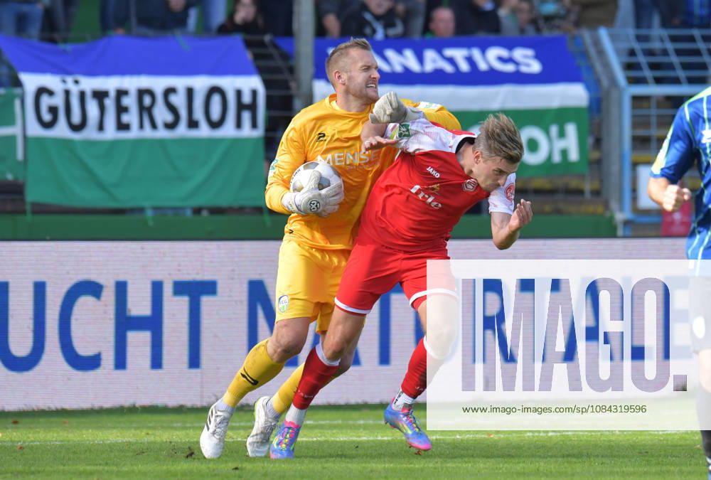 Germany, Soccer, Regionalliga West, 2026–2027 Season, Matchday 12, Ohlendorf Stadium in Heidewald, Gütersloh FC vs. SF Siegen 0–5. Goalkeeper Jarno Peters of FC Gütersloh (left) against Elias Paul Huth of SF Siegen—action, duel, tackle